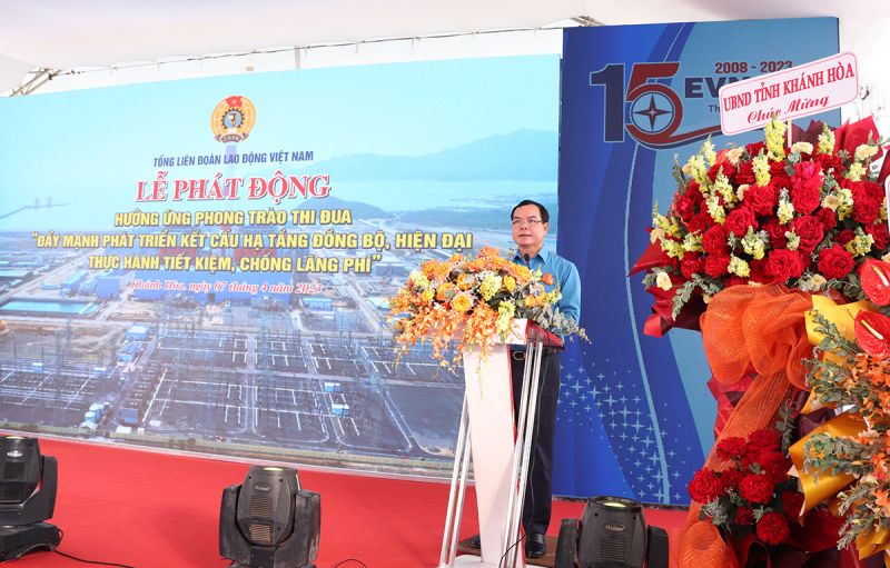 Ông Nguyễn Đình Khang – Chủ tịch Tổng Liên đoàn lao động Việt Nam phát biểu tại buổi lễ