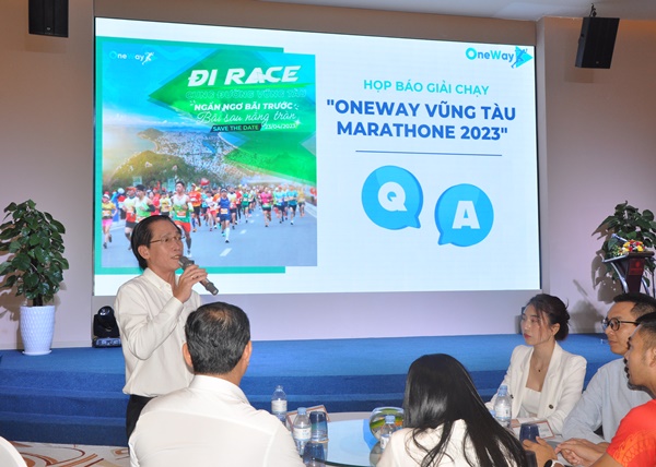 Ông Huỳnh Đức Dũng, Phó Giám đốc Sở Văn hóa Thể thao tỉnh Bà Rịa – Vũng Tàu đại diện Ban tổ chức trả lời câu hỏi của phóng viên.