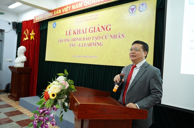 PGS.TS Nguyễn Hữu Công - Phó Giám đốc Đại học Thái Nguyên, Giám đốc Trung tâm Đào tạo từ xa - phát biểu tại buổi lễ PGS.TS Nguyễn Hữu Công - Phó Giám đốc Đại học Thái Nguyên, Giám đốc Trung tâm Đào tạo từ xa - phát biểu tại buổi lễ