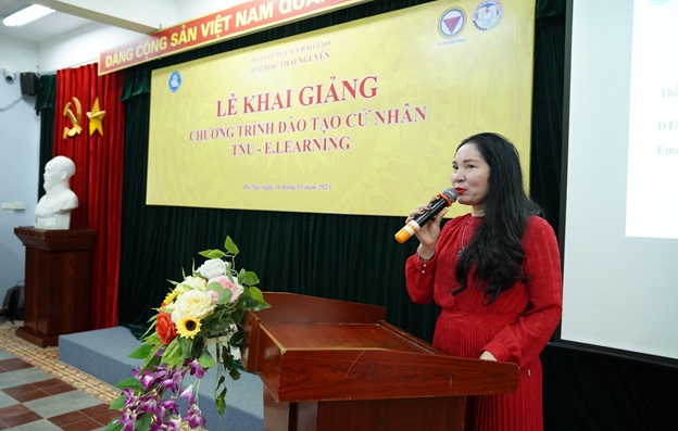 Cô Nguyễn Thị Thu Hà - Hiệu trưởng trường Trung cấp Kinh tế - Kỹ thuật Hà Nội I- phát biểu tại buổi lễ Cô Nguyễn Thị Thu Hà - Hiệu trưởng trường Trung cấp Kinh tế - Kỹ thuật Hà Nội I- phát biểu tại buổi lễ