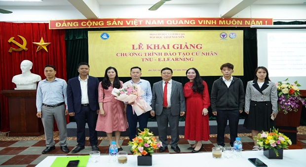 Thầy cô tặng hoa chúc mừng đại diện tân học viên Thầy cô tặng hoa chúc mừng đại diện tân học viên