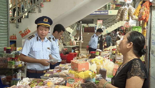Lực lượng QLTT Quảng Ngãi kiểm tra một cơ sở kinh doanh hàng thực phẩm. Ảnh: V.N-Chuyên