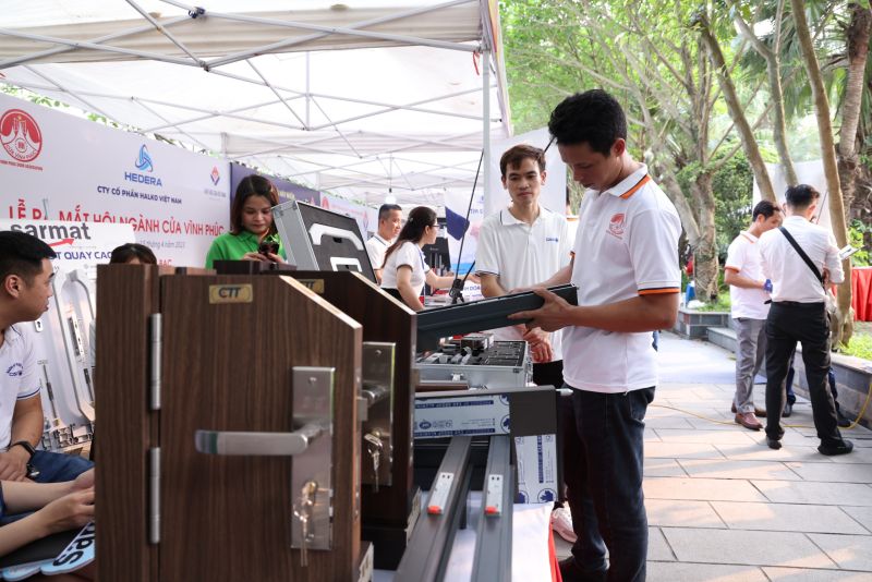 c&aacute;c gian h&agrave;ng được trung b&agrave;y đa dạng v&agrave; phong ph&uacute; về chủng loại, mẫu m&atilde;