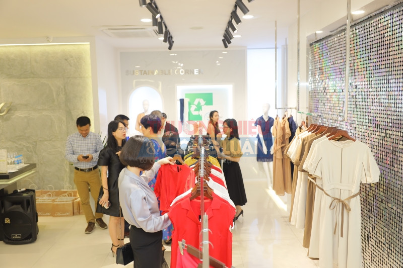 Kh&ocirc;ng gian tại buổi Re-opening showroom 168 L&ograve; Đ&uacute;c với nhận diện thương hiệu mới v&agrave; ra mắt BST &ldquo;Symphony of the sea&rdquo; ng&agrave;y 15/4