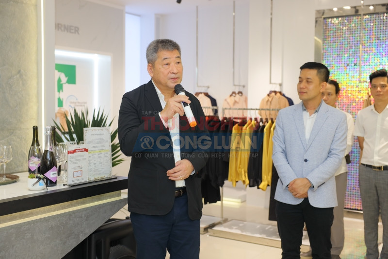 &Ocirc;ng Ho&agrave;ng Vệ Dũng - Chủ tịch HĐQT TCT Đức Giang tại buổi Re-opening showroom Hera DG địa chỉ 168 L&ograve; Đ&uacute;c v&agrave;o ng&agrave;y 15/4