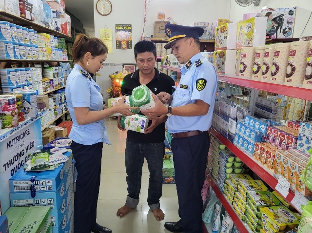 Cùng với nhiệm vụ chông buôn lậu, gian lận thương mại, Cục QLTT Phú Yên cũng tăng cường PCTN, tiêu cực trong toàn lực lượng. Trong ảnh: Lực lượng QLTT tỉnh Phu Yên kiểm tra tại một cơ sở kinh doanh. Ảnh: C.T.Hải.