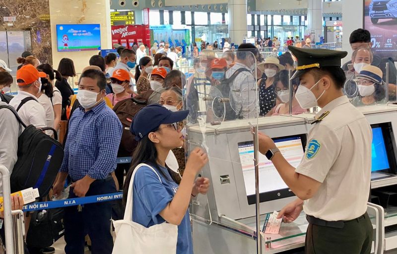 Nhân viên an ninh hàng không kiểm tra xác thực hành khách trước khi vào kiểm tra soi chiếu an ninh tại sân bay Nội Bài.