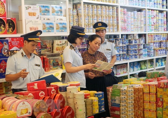 Lực lượng Quản lý thị trường tăng cường kiểm tra hàng hóa, bảo đảm an toàn thực phẩm