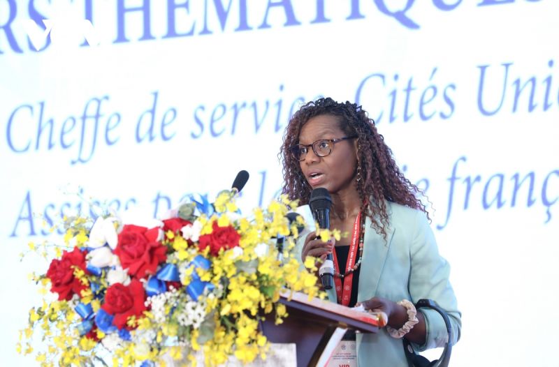 Trưởng phòng khu vực Hiệp hội các địa phương Pháp Constance Koukoui thông tin tại Lễ bế mạc