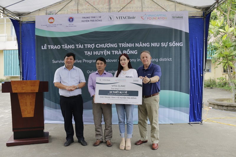 Đại diện VITA Clinic và đại diện VCF trao bảng tài trợ tượng trưng cho đại diện Trung tâm Y tế huyện Trà Bồng