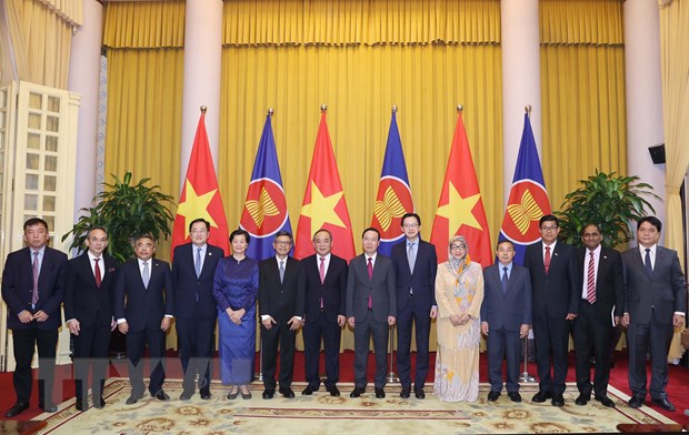 Chủ tịch nước Võ Văn Thưởng, Đại sứ các nước ASEAN và các đại biểu tham dự - Ảnh: TTXVN