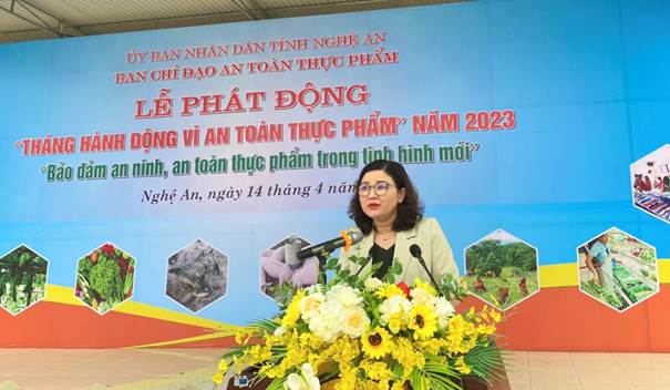 Bà Nguyễn Thị Hồng Hoa - Giám đốc Sở Y tế, Ủy viên thường trực Ban Chỉ đạo An toàn thực phẩm tỉnh phát biểu tại buổi Lễ phát động