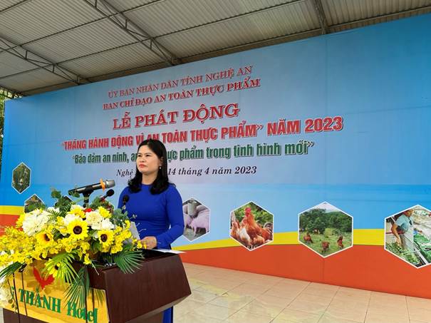 Bà Bùi Thị Phượng - Phó Chủ tịch UBND huyện Anh Sơn phát biểu hưởng ứng “Tháng hành động vì an toàn thực phẩm” năm 2023