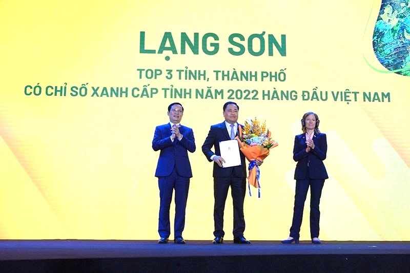 2/ Chủ tịch UBND tỉnh Lạng Sơn, Hồ Tiến Thiệu đại diện nhận giải thưởng chỉ số Xanh cấp tỉnh (PGI)