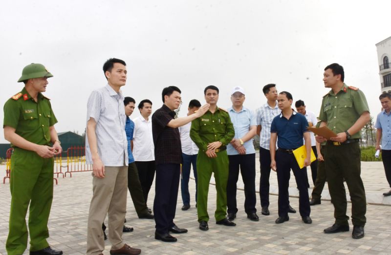 Thượng tá Nguyễn Hữu Mạnh, Phó Giám đốc Công an tỉnh kiểm tra phương án bảo đảm ANTT tại Quảng trường biển Sầm Sơn.