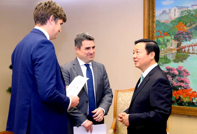 Phó Thủ tướng Trần Hồng Hà trao đổi với ông Tibor Stelbaczky (thứ 2 từ trái sang) và ông Chris Taylor - Ảnh: VGP