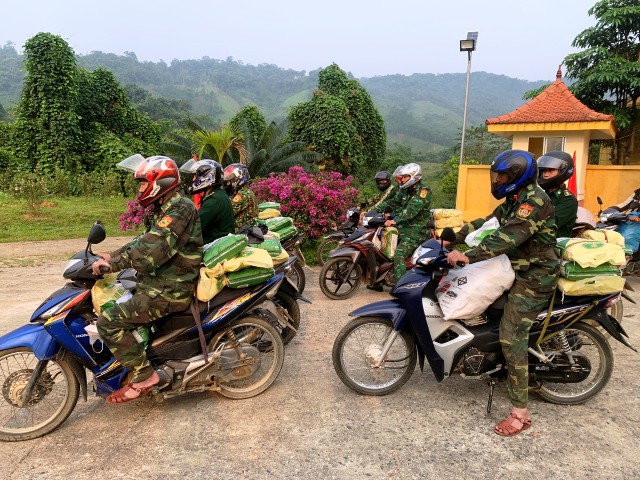 Hàng phải nhờ đội quân xe máy của Bộ đội Biên phòng chuyển lên trước
