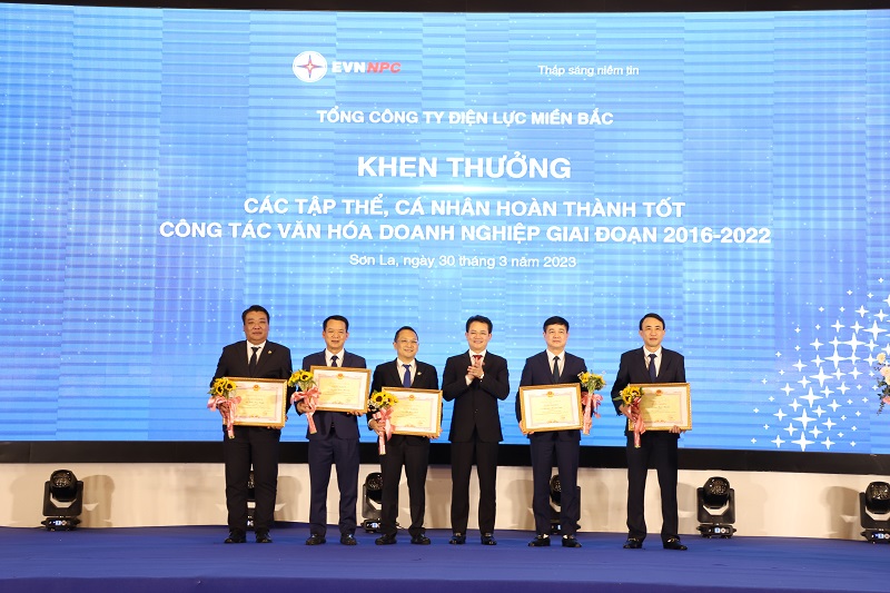 4Ông Nguyễn Thanh Tĩnh - Giám đốc PC Quảng Ninh (người đứng thứ 2 từ phải sang trái) nhận Giấy khen do Tổng giám đốc EVNNPC trao tặng vì PC Quảng Ninh đã có thành tích trong công tác Văn hóa doanh nghiệp của EVNNPC giai đoạn 2016-2022