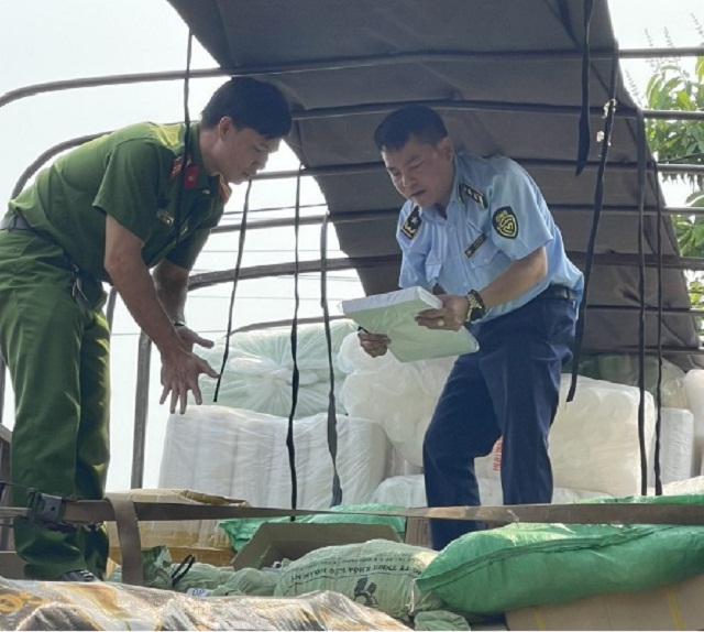 Đội QLTT số 03 và Công an tỉnh Phú Yên đang kiểm tra lô hàng vận chuyển trái phép. Ảnh: P.T.Nhanh.