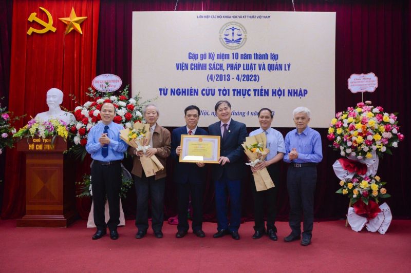 TSKH Phan Xuân Dũng trao Bằng khen cho tập thể Viện Chính sách, Pháp luật và Quản lý TSKH Phan Xuân Dũng trao Bằng khen cho tập thể Viện Chính sách, Pháp luật và Quản lý