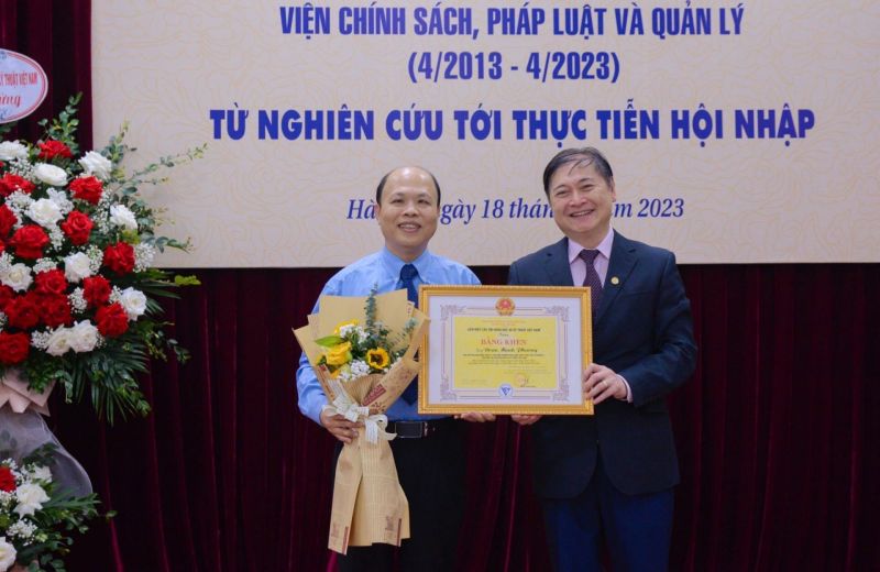 TSKH Phan Xuân Dũng trao Bằng khen cho ông Đoàn Mạnh Phương, Chủ tịch HĐQL nhiệm kỳ 2023-2028, Tổng biên tập Tạp chí Việt Nam Hội nhập TSKH Phan Xuân Dũng trao Bằng khen cho ông Đoàn Mạnh Phương, Chủ tịch HĐQL nhiệm kỳ 2023-2028, Tổng biên tập Tạp chí Việt Nam Hội nhập