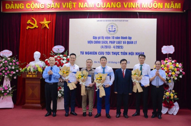 Lãnh đạo Viện trao Quyết định bổ nhiệm cho 4 cán bộ giữ các cương vị lãnh đạo Tạp chí Việt Nam Hội nhập và các đơn vị trực thuộc của Viện Lãnh đạo Viện trao Quyết định bổ nhiệm cho 4 cán bộ giữ các cương vị lãnh đạo Tạp chí Việt Nam Hội nhập và các đơn vị trực thuộc của Viện