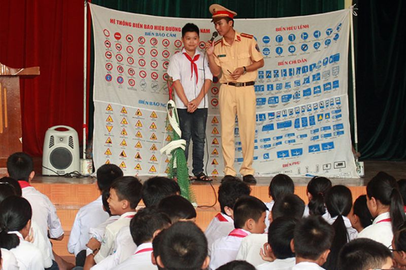 Cán bộ phòng Cảnh sát Giao thông (Công an tỉnh) tuyên truyền về an toàn giao thông tại Trường Tiểu học Phố Mới (thị xã Quế Võ)