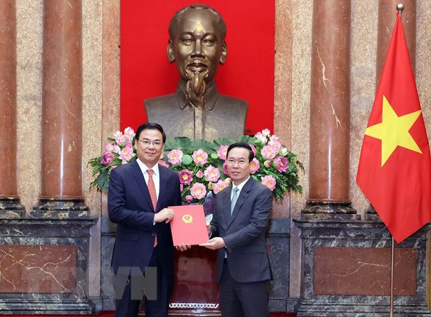Chủ tịch nước Võ Văn Thưởng trao Quyết định cho Đại sứ Phạm Quang Hiệu. (Ảnh: Thống Nhất/TTXVN)