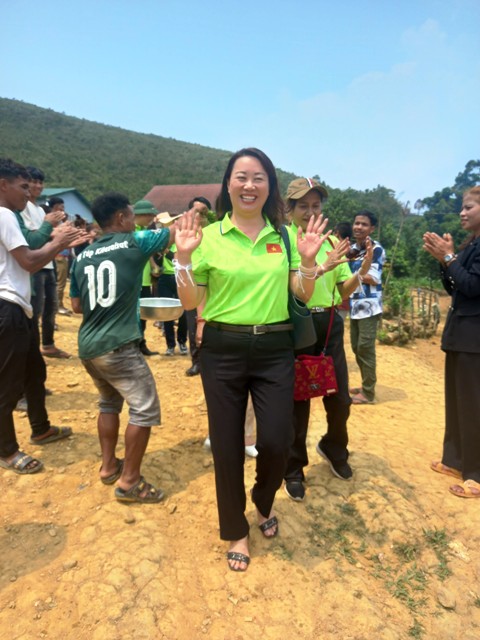 Chị Nguyễn Thị Ái Vân- Phó Chủ tịch HĐND tỉnh được người dân Lào té nước chúc phúc