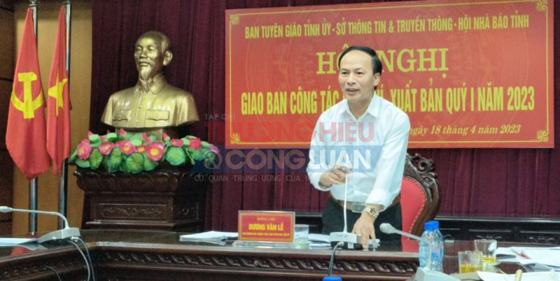 Đồng chí Dương Văn Lễ, phó ban thường trực, Ban Tuyên giáo Tỉnh uỷ tỉnh Thái Bình phát biểu tại hội nghị
