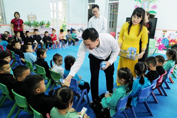 Đại diện Vinamilk, Quỹ BTTE VN, các đại biểu cùng đã đến thăm và trao sữa cho các em học sinh tiểu học, mầm non tại các điểm trường huyện miền núi Bình Liêu, Quảng Ninh