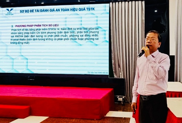 &Ocirc;ng Huỳnh Ngọc Oanh tr&igrave;nh b&agrave;y tham luận &ldquo;Qu&aacute; tr&igrave;nh h&igrave;nh th&agrave;nh sản phẩm &ldquo;T&acirc;y Sơn Tam Kiệt &ndash; BIDIPHAR&rdquo; &ndash; Định hướng ph&aacute;t triển&rdquo;.