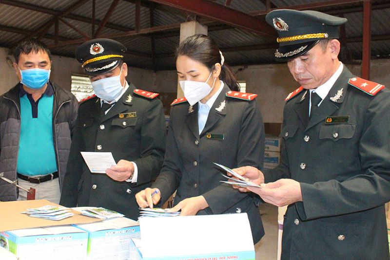 Đoàn kiểm tra của Sở Nông nghiệp và Phát triển nông thôn kiểm tra một cơ sở kinh doanh phân bón, thuốc bảo vệ thực vật tại xã Đại Lâm (Lạng Giang)