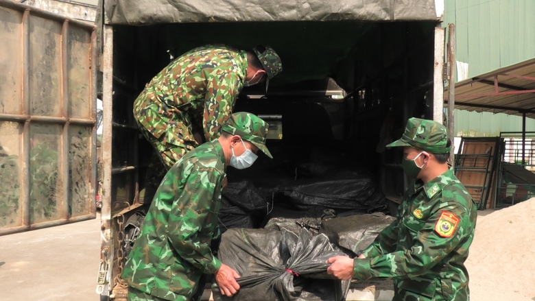 Đồn Biên phòng Pha Long (Mường Khương, Lào Cai) vừa phát hiện và bắt giữ 1 lô hàng chân gà đông lạnh không rõ nguồn gốc.