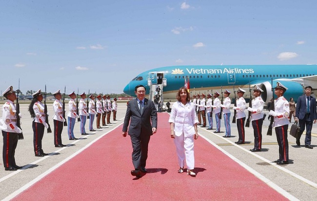 Phó Chủ tịch Quốc hội Cuba Ana Maria Mari Machado đón Chủ tịch Quốc hội Vương Đình Huệ tại Sân bay José Martí. (Ảnh: Doãn Tấn/TTXVN)