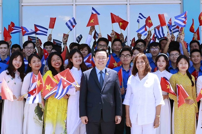 Chủ tịch Quốc hội Vương Đình Huệ với sinh viên và cộng đồng người Việt. Ảnh: TTXVN