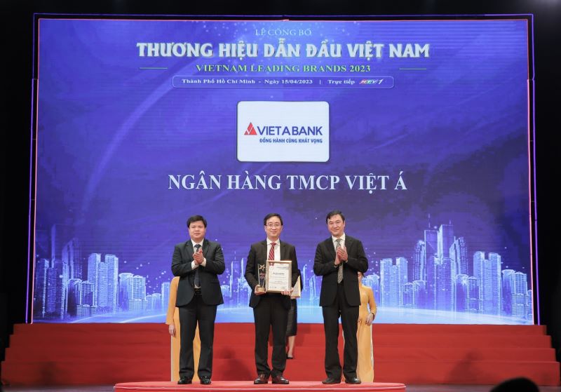 Đại diện VietABank nhận giải thưởng