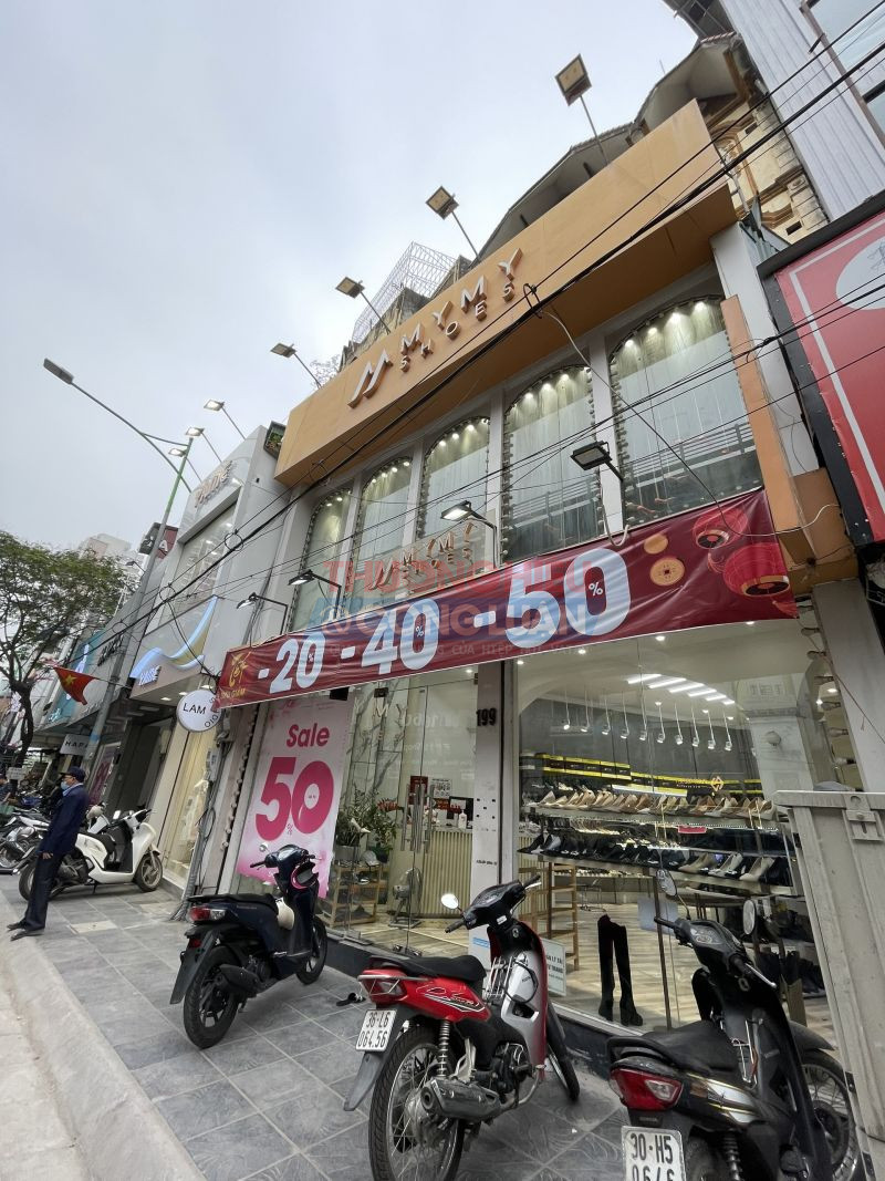 Sở hữu tới 5 chi nhánh tại Hà Nội, dường như trở thành địa chỉ mua sắm uy tín của đông đảo người tiêu dùng, thế nhưng trái với những kỳ vọng, thương hiệu này lại bày bán nhiều sản phẩm không rõ nguồn gốc xuất xứ , không tem nhãn phụ Tiếng Việt