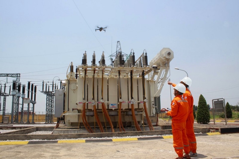 Công nhân Đội Quản lý vận hành Lưới điện Cao thế Bắc Ninh kiểm tra tình trạng vận hành của TBA 110 kV