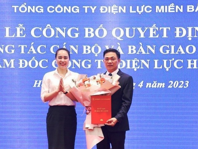 Bà Đỗ Nguyệt Ánh trao Quyết định và tặng hoa chúc mừng tân Giám đốc Công ty Điện lực Hà Tĩnh