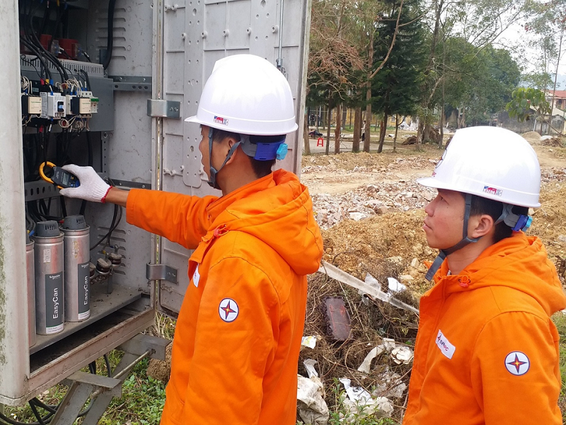 PC Lạng Sơn kiểm tra hệ thống lưới điện nhằm đảm bảo dòng diện luôn được thông suốt, phục vụ khách hàng an toàn, ổn định