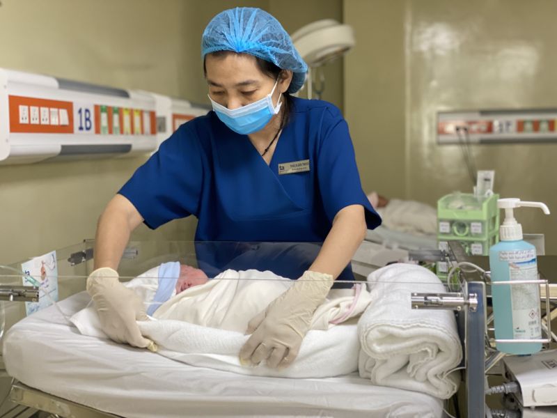 Trẻ sơ sinh có bệnh lý được chăm sóc tại phòng hồi sức sơ sinh