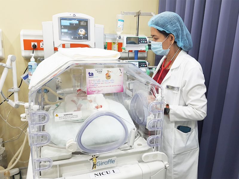 Bác sĩ Cam Ngọc Phượng thăm khám cho trẻ sinh non được chăm sóc đặc biệt trong phòng Hồi sức sơ sinh (NICU) BVĐK Tâm Anh TP.HCM