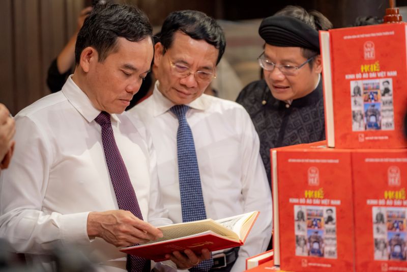 Phó Thủ tướng Trần Lưu Quang, Bộ trưởng Bộ Thông tin và Truyền thông Nguyễn Mạnh Hùng tham quan, tìm đọc sách trưng bày tại sự kiện