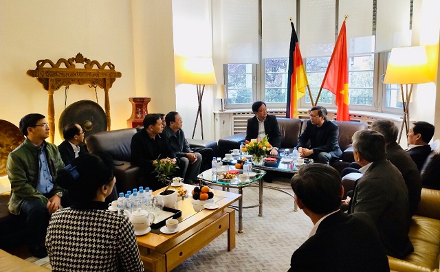 Quang cảnh buổi tiếp và làm việc tại Tổng Lãnh sự Việt Nam tại Frankfurt, CHLB Đức.
