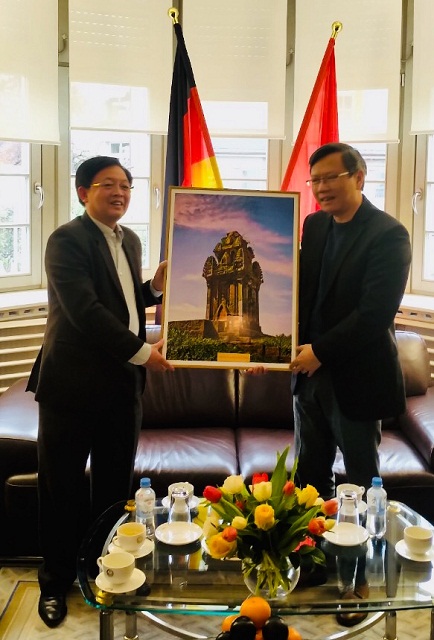 Ông Hồ Quốc Dũng (bên trái) trao tặng quà lưu niệm ông Lê Quang Long.