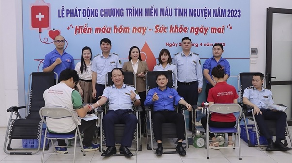 Tổng Cục trưởng Trần Hữu Linh cùng đại diện các đơn vị tham gia hiến máu, góp phần cứu chữa cho nhiều người bệnh