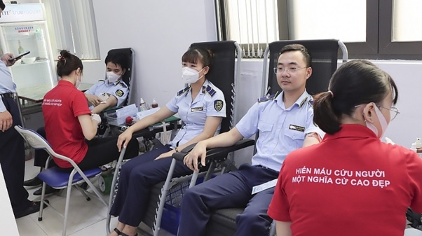 Công chức, người lao động trong lực lượng QLTT tham gia hiến máu