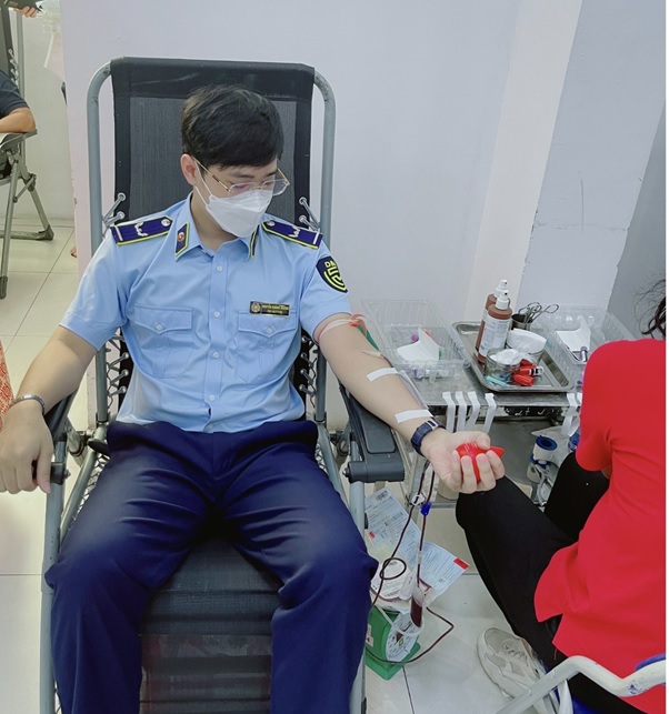 Công chức, người lao động trong lực lượng QLTT tham gia hiến máu