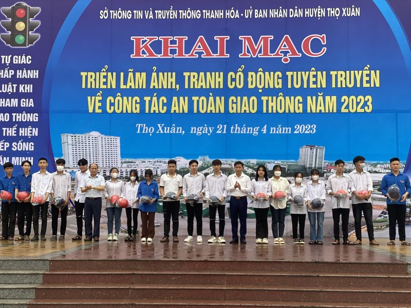 Ban tổ chức đã tặng mũ bảo hiểm cho học sinh các trường học trên địa bàn huyện Thọ Xuân.